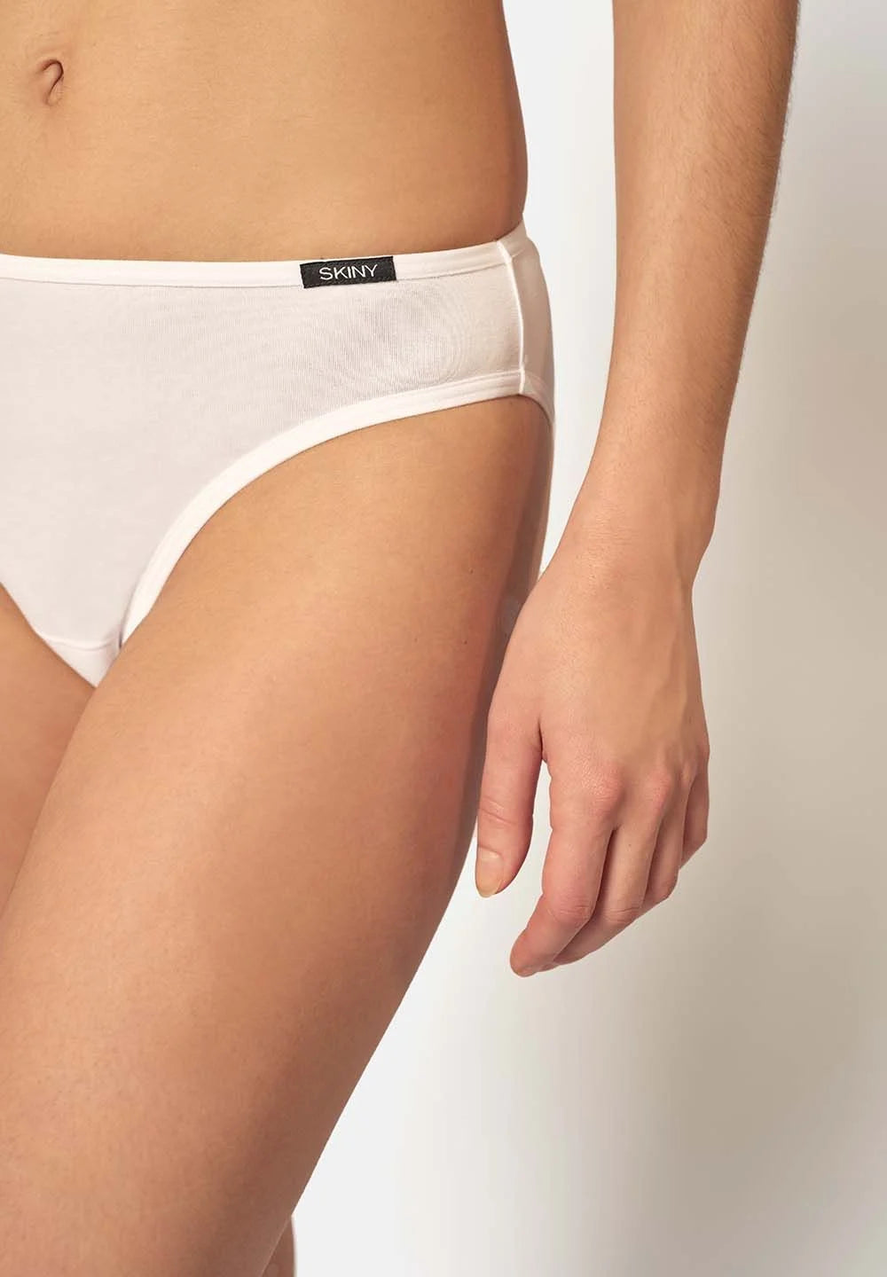 skiny_basic_w_cottonessentials_bikinibriefs3pack_081482_080500_090.jpg